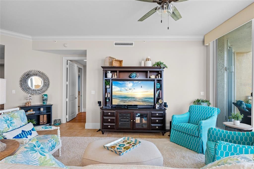 For Sale: $717,900 (2 beds, 2 baths, 1978 Square Feet)