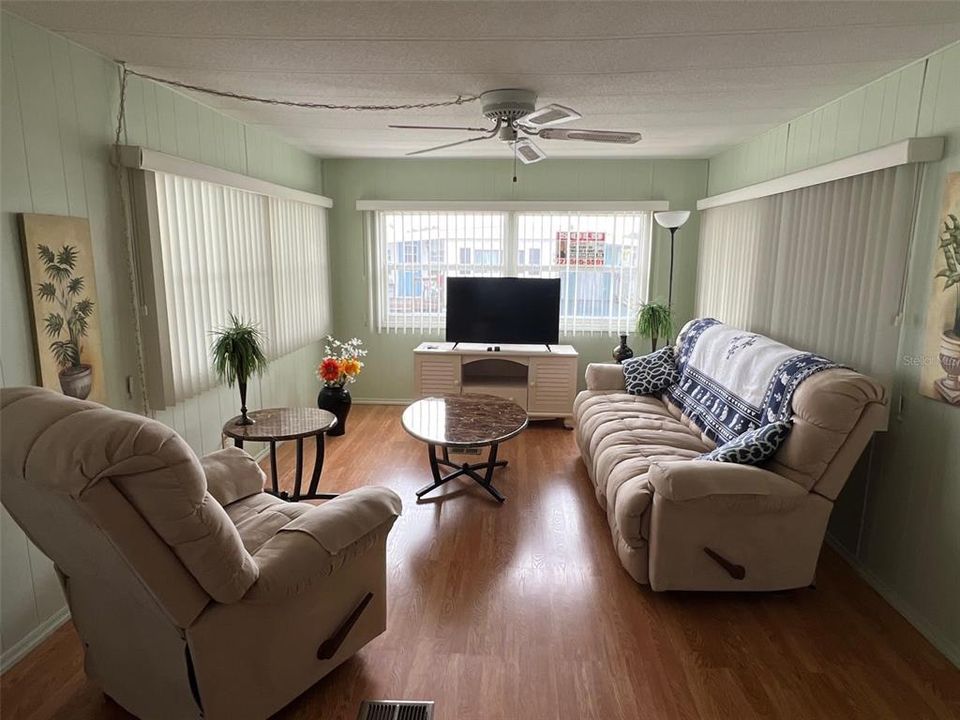 На продажу: $75,900 (2 спален, 1 ванн, 672 Квадратных фут)