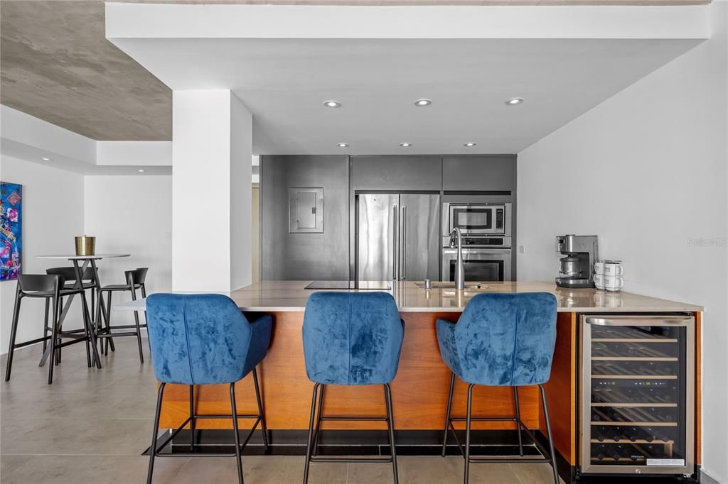 合同活跃: $525,000 (1 贝兹, 1 浴室, 804 平方英尺)