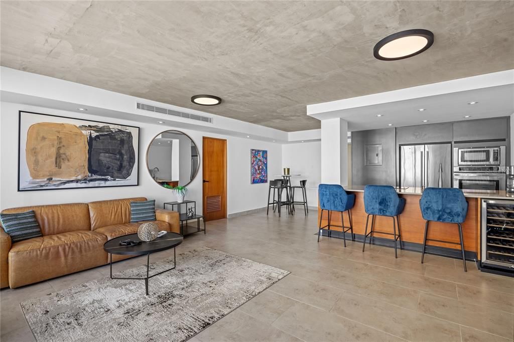 合同活跃: $525,000 (1 贝兹, 1 浴室, 804 平方英尺)