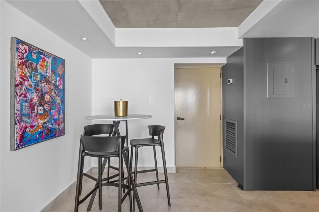 合同活跃: $525,000 (1 贝兹, 1 浴室, 804 平方英尺)