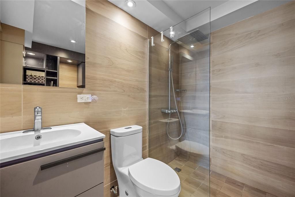 合同活跃: $525,000 (1 贝兹, 1 浴室, 804 平方英尺)