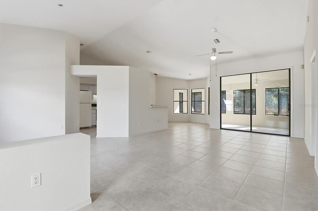 Activo con contrato: $319,900 (3 camas, 2 baños, 1748 Pies cuadrados)