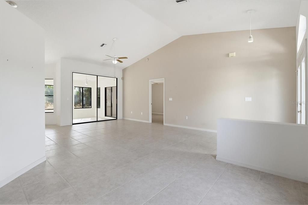 Activo con contrato: $319,900 (3 camas, 2 baños, 1748 Pies cuadrados)