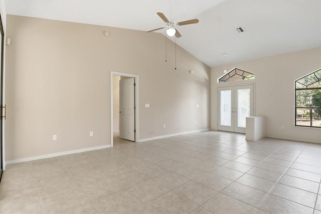 Activo con contrato: $319,900 (3 camas, 2 baños, 1748 Pies cuadrados)