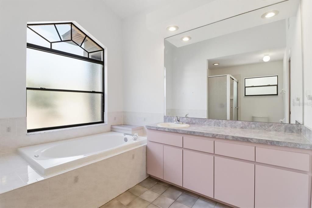 Activo con contrato: $319,900 (3 camas, 2 baños, 1748 Pies cuadrados)
