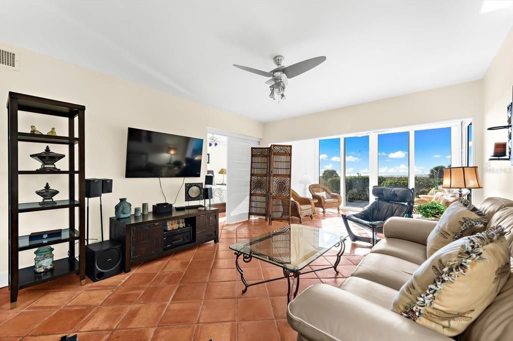 For Sale: $1,999,999 (2 beds, 2 baths, 1168 Square Feet)