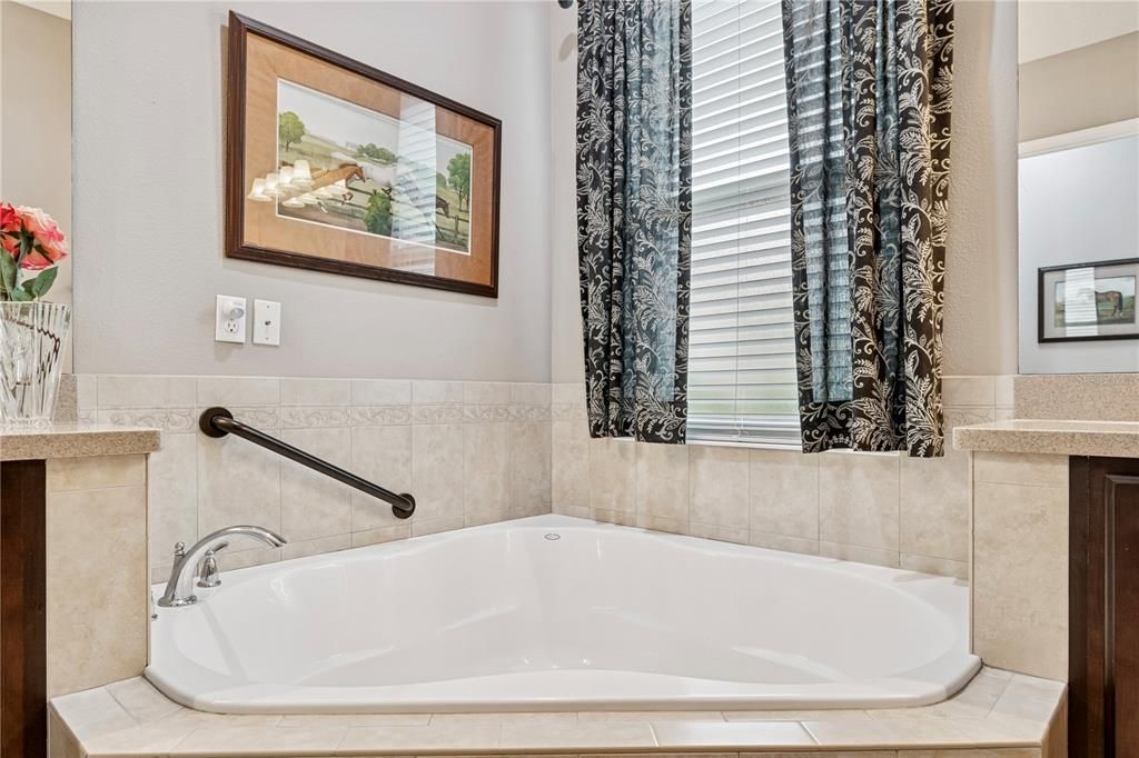 Active With Contract: $549,900 (3 beds, 3 baths, 2352 Square Feet)