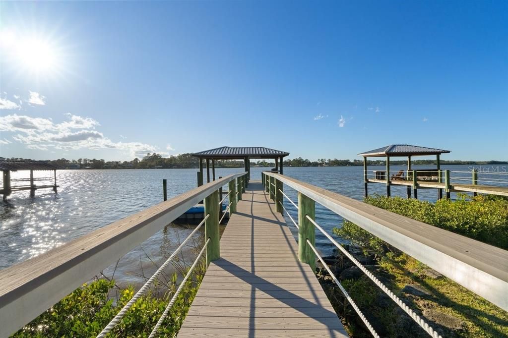 Под контрактом: $1,275,000 (4 спален, 3 ванн, 3353 Квадратных фут)