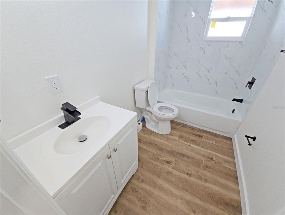Activo con contrato: $230,000 (3 camas, 2 baños, 819 Pies cuadrados)