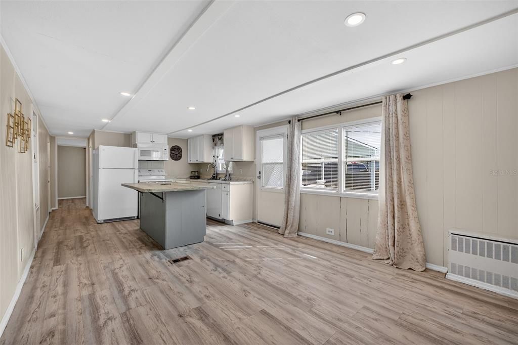 На продажу: $139,900 (2 спален, 2 ванн, 576 Квадратных фут)