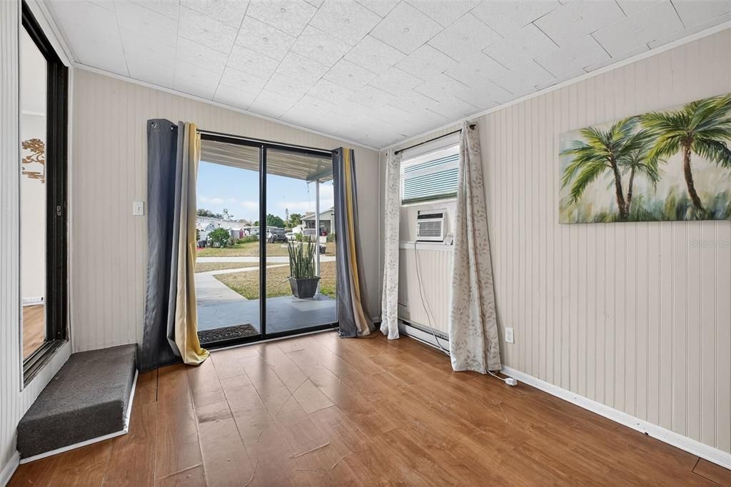 На продажу: $139,900 (2 спален, 2 ванн, 576 Квадратных фут)