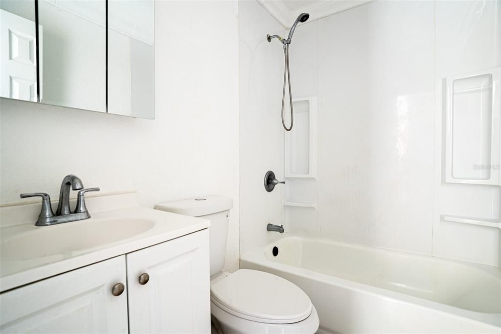 For Rent: $1,100 (2 beds, 1 baths, 800 Square Feet)