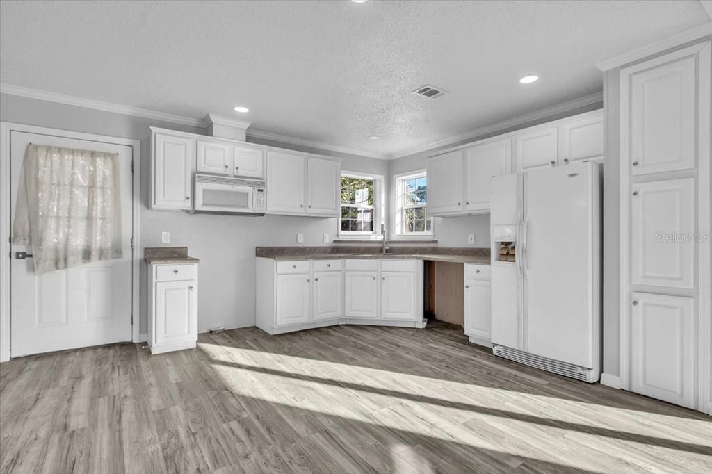 Active With Contract: $130,000 (2 beds, 2 baths, 1080 Square Feet)