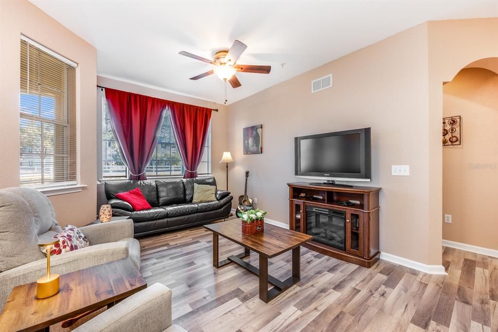 Active With Contract: $225,000 (3 beds, 2 baths, 1542 Square Feet)