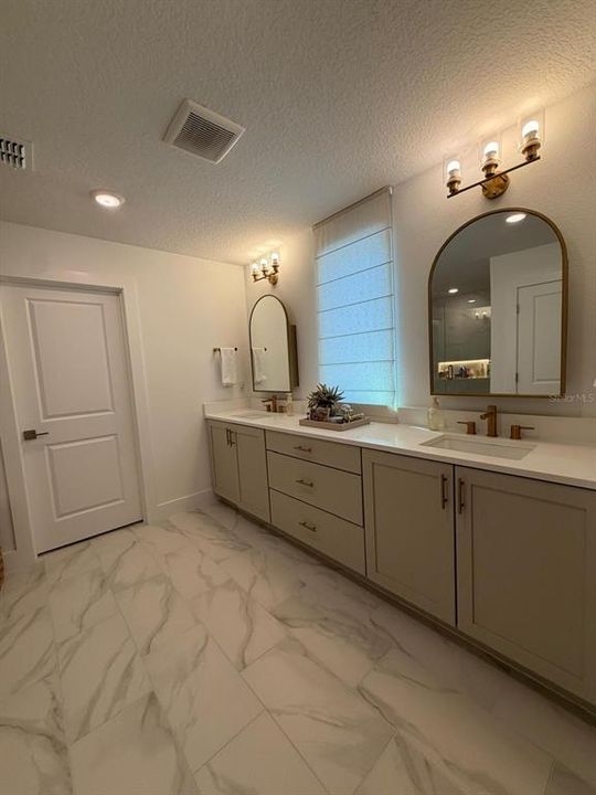 Activo con contrato: $969,000 (5 camas, 4 baños, 3787 Pies cuadrados)