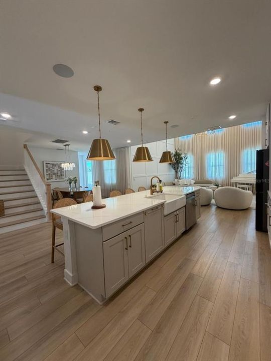 Activo con contrato: $969,000 (5 camas, 4 baños, 3787 Pies cuadrados)