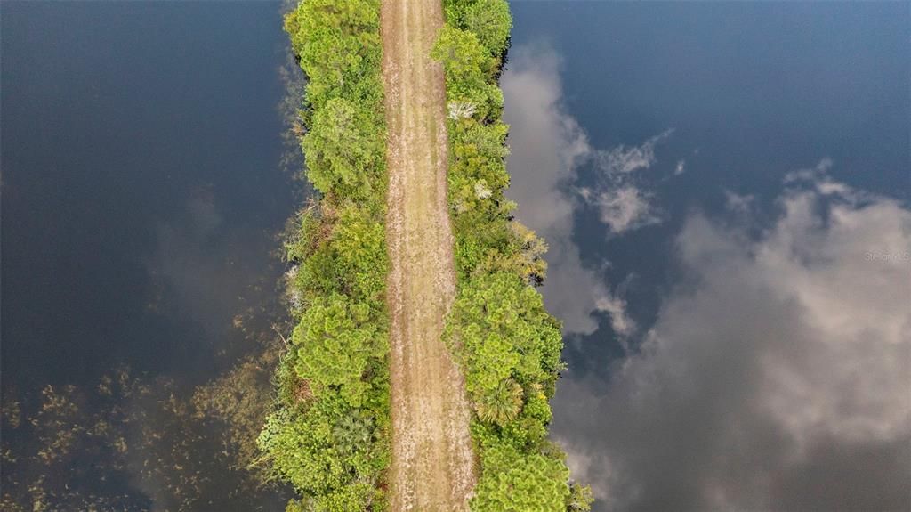 待售: $397,850 (5.60 acres)