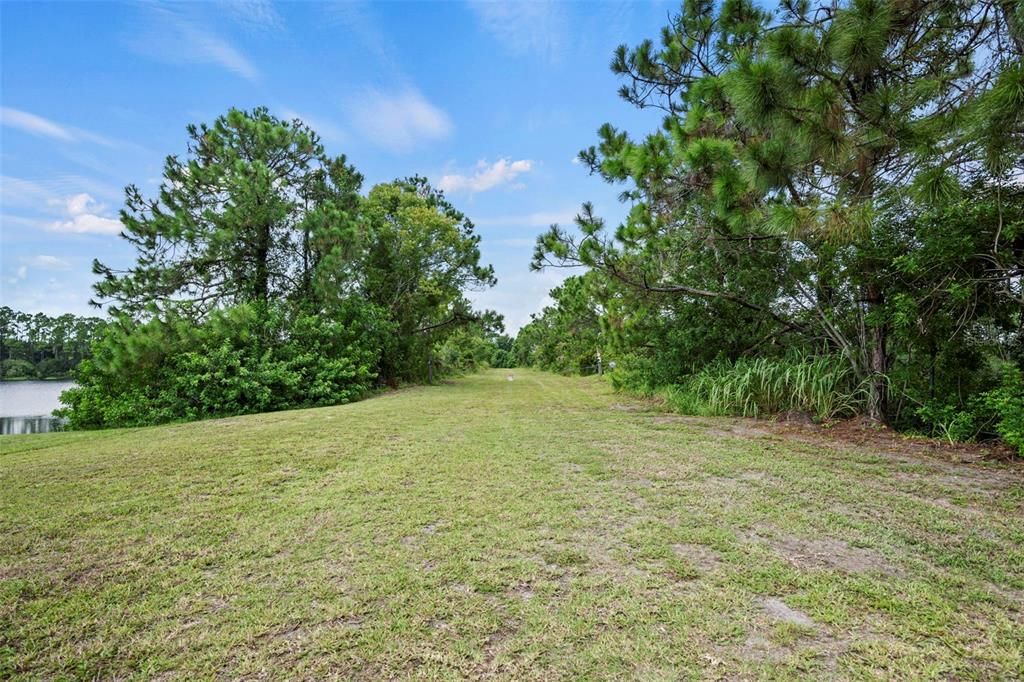 待售: $397,850 (5.60 acres)