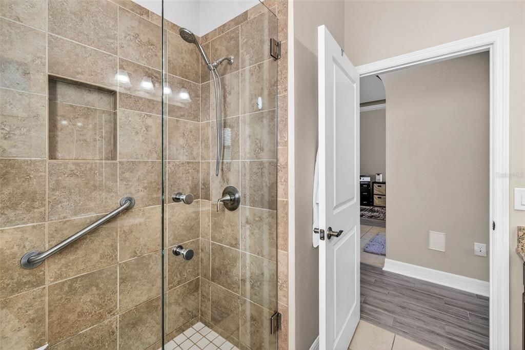 Под контрактом: $399,999 (3 спален, 2 ванн, 2418 Квадратных фут)