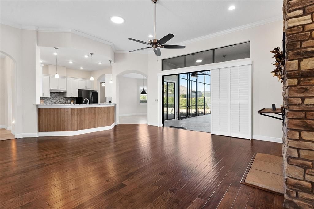 Activo con contrato: $689,000 (3 camas, 3 baños, 2512 Pies cuadrados)