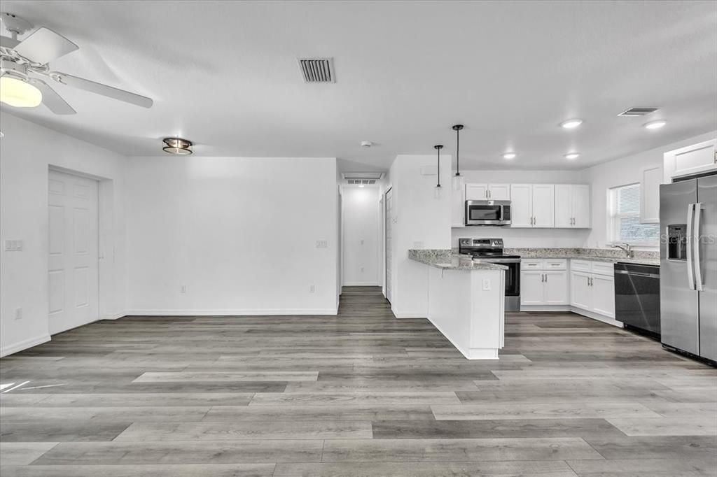 Activo con contrato: $240,000 (3 camas, 2 baños, 1228 Pies cuadrados)