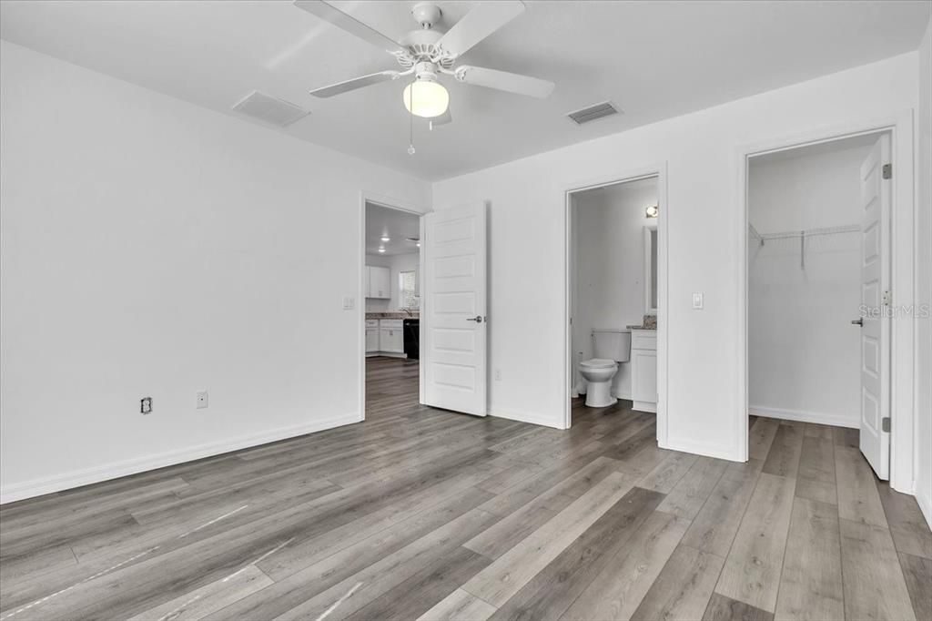 Activo con contrato: $240,000 (3 camas, 2 baños, 1228 Pies cuadrados)