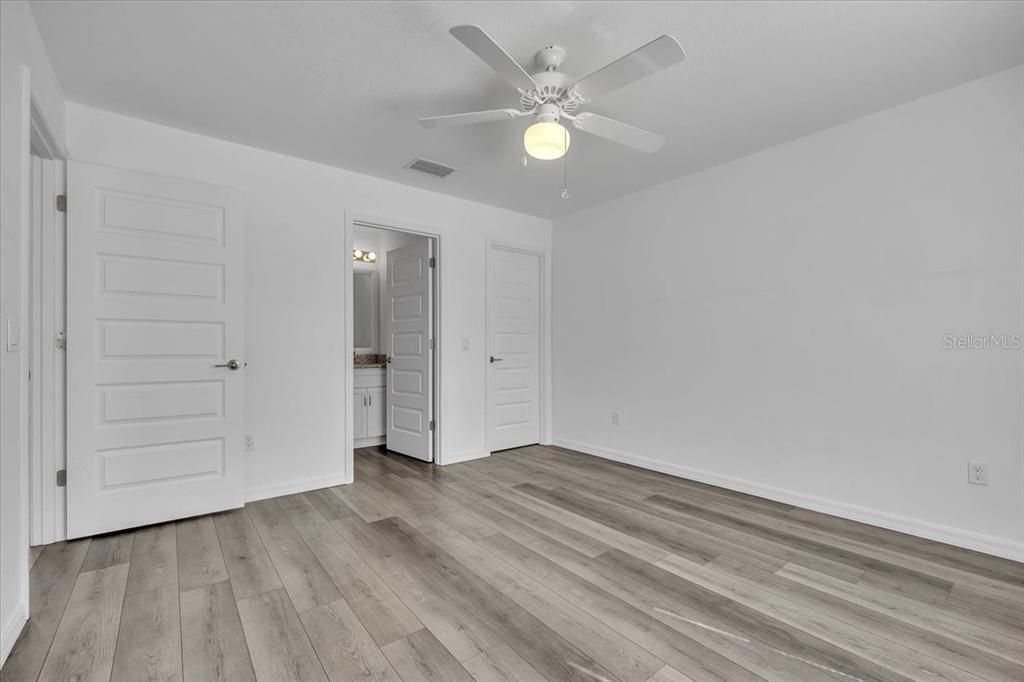 Activo con contrato: $240,000 (3 camas, 2 baños, 1228 Pies cuadrados)