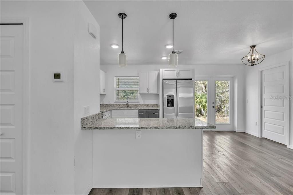 Activo con contrato: $240,000 (3 camas, 2 baños, 1228 Pies cuadrados)