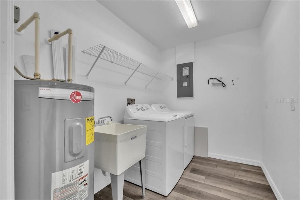 Activo con contrato: $240,000 (3 camas, 2 baños, 1228 Pies cuadrados)