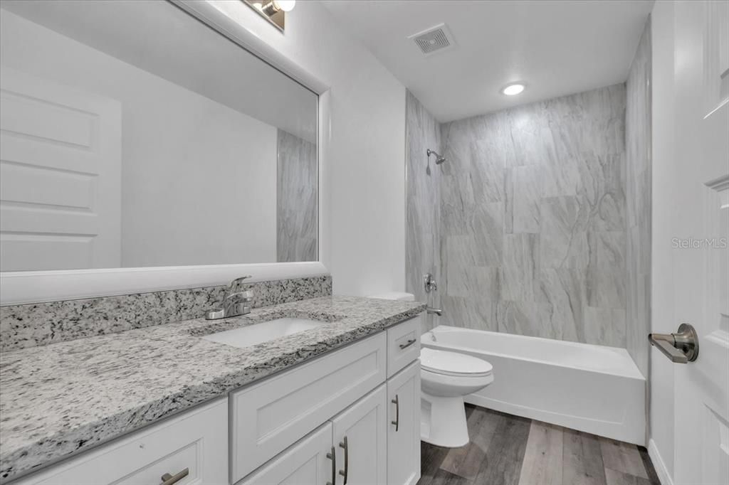 Activo con contrato: $240,000 (3 camas, 2 baños, 1228 Pies cuadrados)