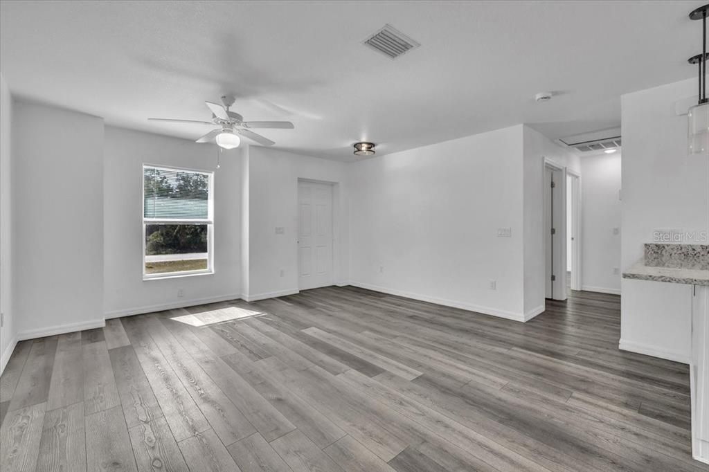 Activo con contrato: $240,000 (3 camas, 2 baños, 1228 Pies cuadrados)