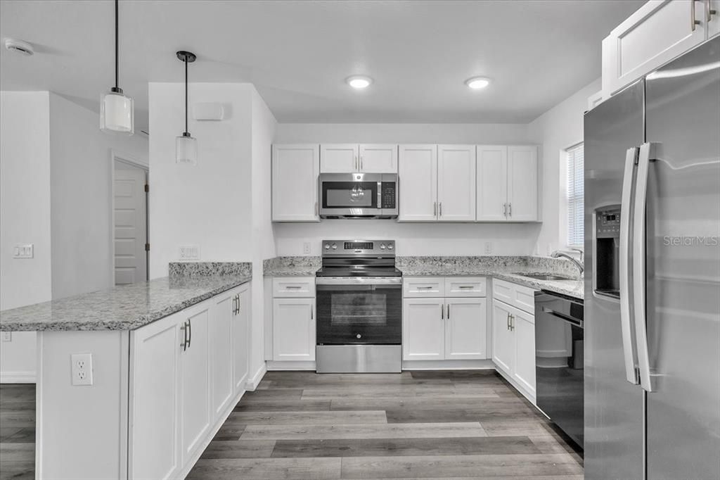 Activo con contrato: $240,000 (3 camas, 2 baños, 1228 Pies cuadrados)