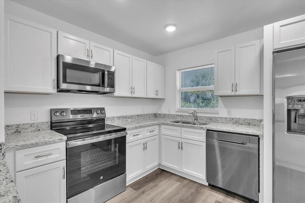 Activo con contrato: $240,000 (3 camas, 2 baños, 1228 Pies cuadrados)
