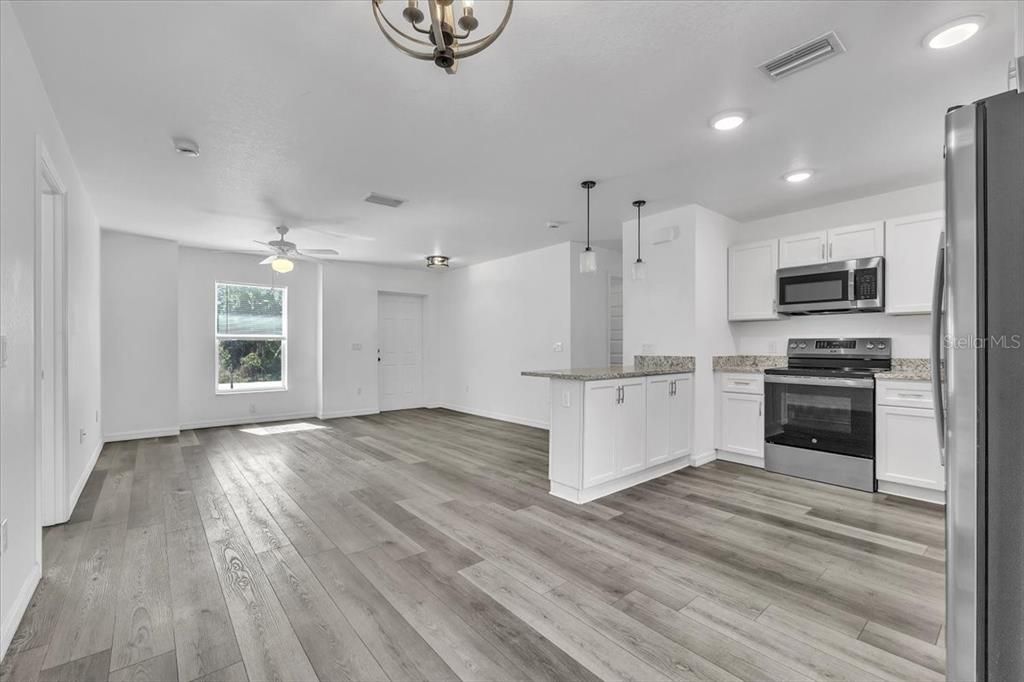 Activo con contrato: $240,000 (3 camas, 2 baños, 1228 Pies cuadrados)