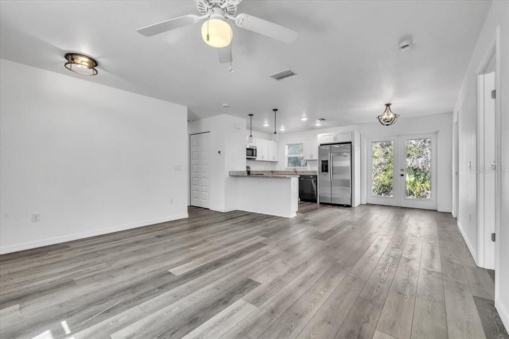 Activo con contrato: $240,000 (3 camas, 2 baños, 1228 Pies cuadrados)