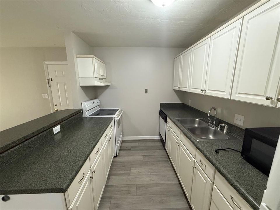 For Rent: $1,200 (1 beds, 1 baths, 580 Square Feet)