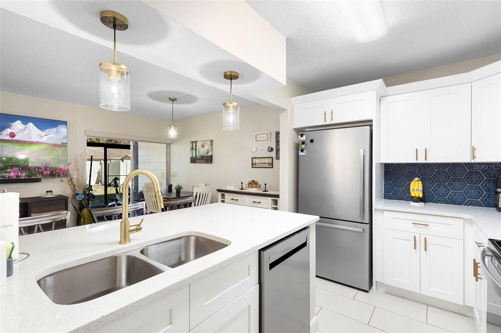 For Sale: $223,900 (2 beds, 2 baths, 897 Square Feet)