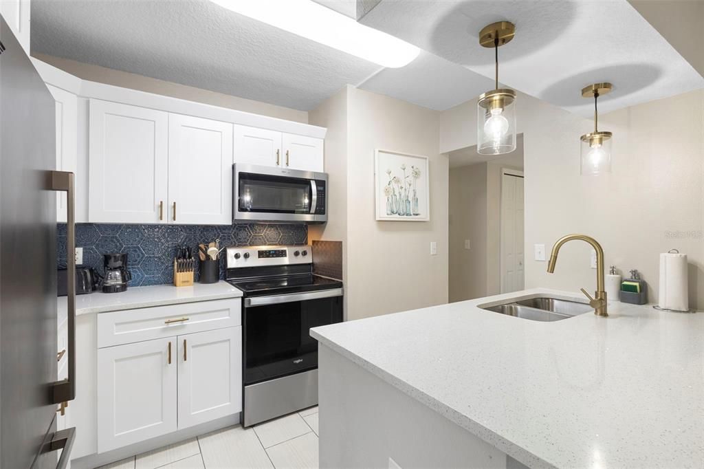 For Sale: $223,900 (2 beds, 2 baths, 897 Square Feet)