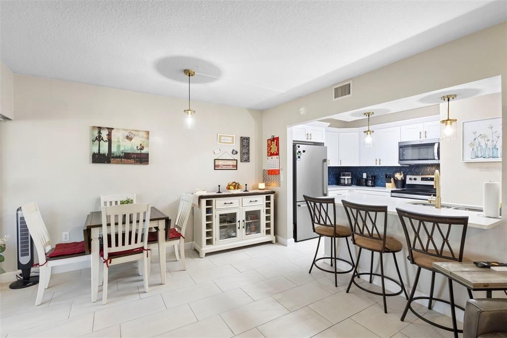 For Sale: $223,900 (2 beds, 2 baths, 897 Square Feet)