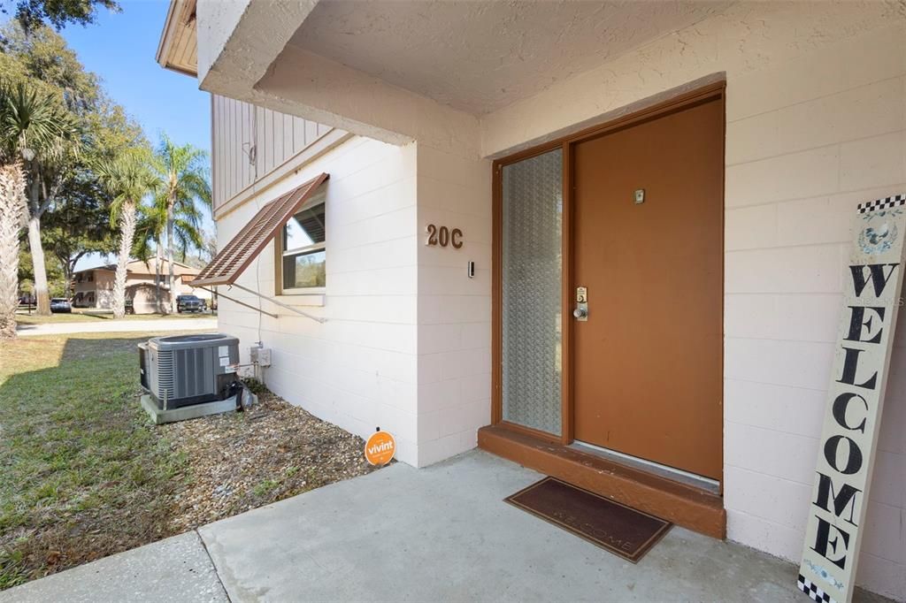 For Sale: $223,900 (2 beds, 2 baths, 897 Square Feet)