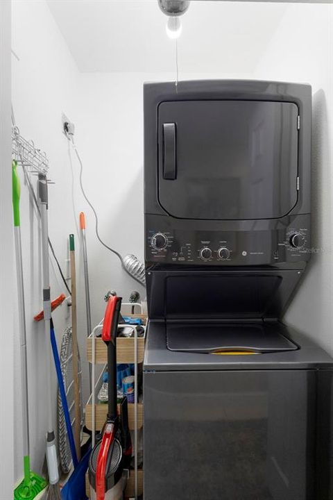 For Sale: $223,900 (2 beds, 2 baths, 897 Square Feet)