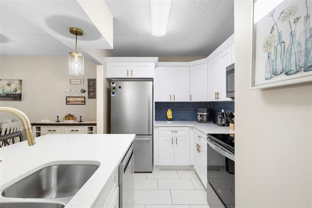 For Sale: $223,900 (2 beds, 2 baths, 897 Square Feet)