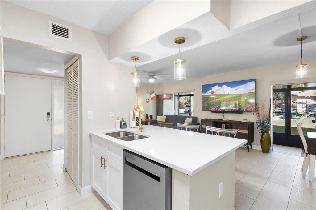For Sale: $223,900 (2 beds, 2 baths, 897 Square Feet)