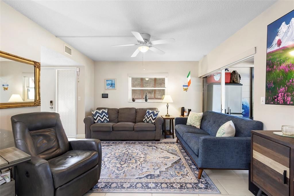 For Sale: $223,900 (2 beds, 2 baths, 897 Square Feet)
