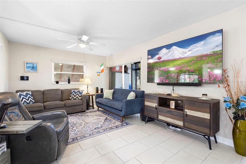 For Sale: $223,900 (2 beds, 2 baths, 897 Square Feet)