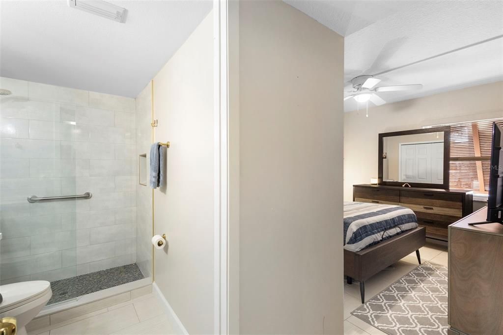 For Sale: $223,900 (2 beds, 2 baths, 897 Square Feet)
