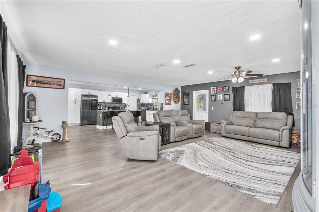 Activo con contrato: $639,900 (4 camas, 3 baños, 2068 Pies cuadrados)