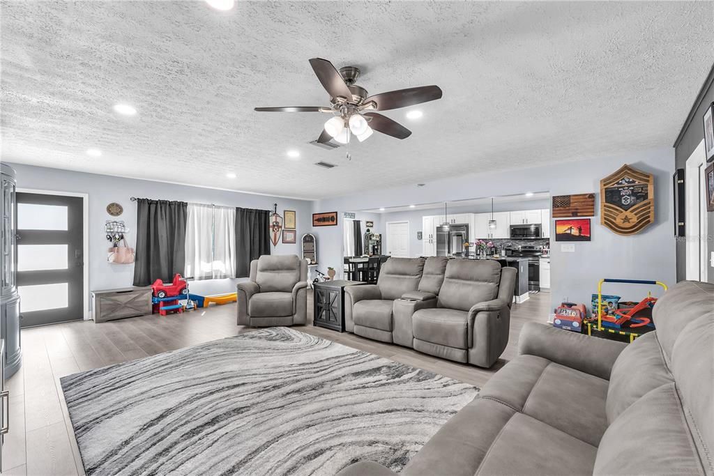 Activo con contrato: $639,900 (4 camas, 3 baños, 2068 Pies cuadrados)