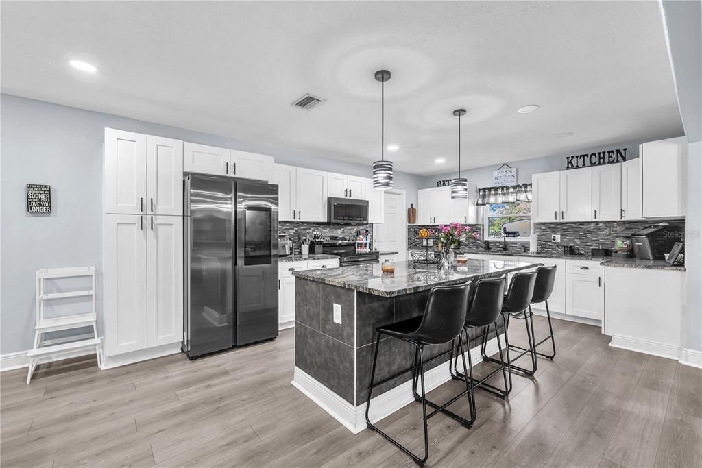 Activo con contrato: $639,900 (4 camas, 3 baños, 2068 Pies cuadrados)